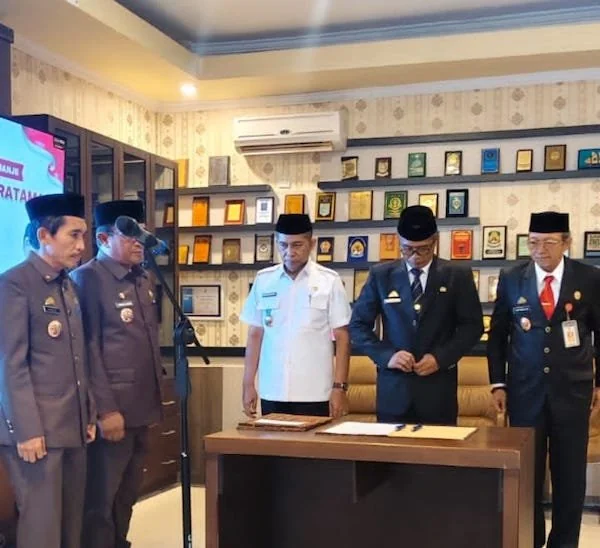Sekda Jeneponto, H. Arifin Nur (kiri) Kepala Dinas Pertanian, Ahmad (tengah), Hartawan kepala Dinas Tanaman Pangan (kanan) saat mengambil sumpah jabatan. (Ist).