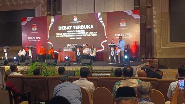 Paslon 04, Naili Trisal dan Akhmad Syarifuddin saat menyampaikan Visi Misi dalam Debat PSU Palopo (Dok Sinta KabarMakassar).