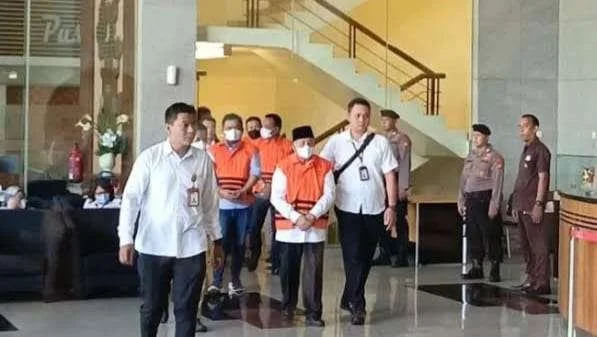 KPK secara resmi mengumumkan penahanan terhadap Gubernur Maluku Utara Abdul Gani bersama enam orang lainnya. (Foto : Int).