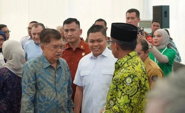 Wakil Wakil Ketua II DPRD Sulawesi Selatan, Yasir Machmud (tengah) bersama mantan Wakil Presiden RI Jusuf Kalla (dok. Ist)