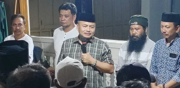 Calon Bupati Jeneponto, H. Muhammad Syarif saat mengukuhkan Tim Pemenangannya di  Rumah Pemenangan. (Ullah).