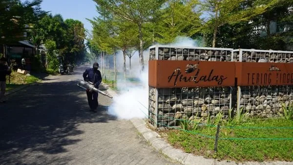 Pelaksanaan fogging di kawasan Bukit Baruga (Dok: Ist)