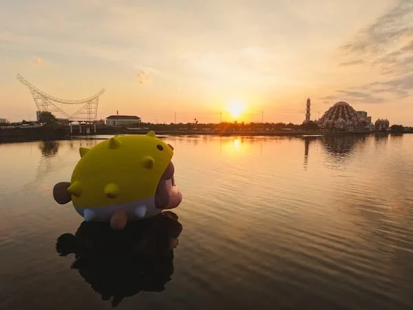 Instalasi balon tiup pertama POP MART Crybaby di Indonesia hadir di Pantai Losari Makassar (Dok: Ist)