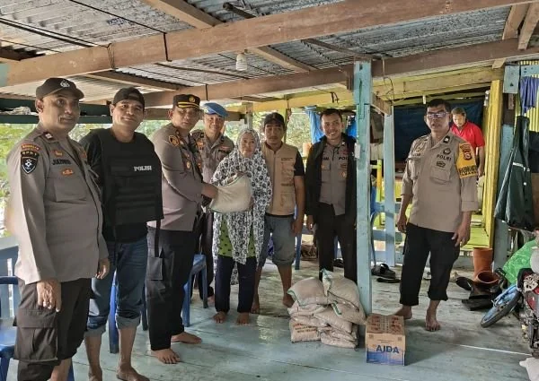 Polsek Manggala sambangi warga terdampak banjir (Dok : Ist).