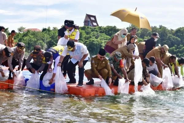 Pj Gubernur Sulsel, Bahtiar Baharuddin menebar benih ikan di Wajo, Selasa (2/4).