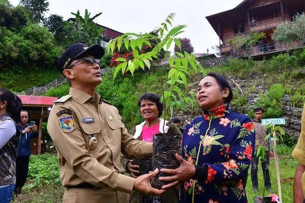 Pj Gubernur Sulawesi Selatan, Prof Zudan Arif Fakrulloh pada penanaman bibit pohon (Dok: Ist)