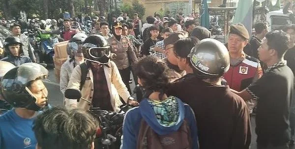 Saat Badko HMI Sulsel Demo di Pettarani Makassar (Foto : KabarMakassar)