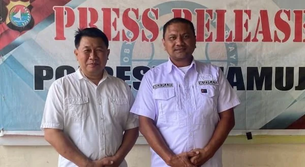 Kasat Narkoba AKP Sigit Nugroho didampingi Kasi Humas Polresta Mamuju IPTU Herman Basir (dok: ist)