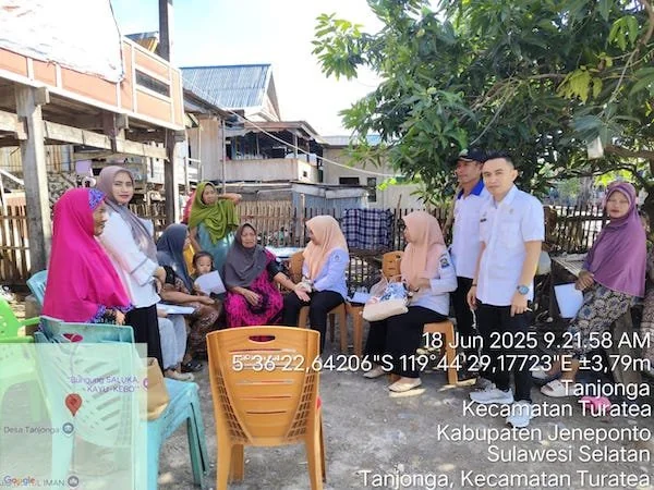 Kepala Puskesmas Bululoe, Alim Bachri, S. Farm, bersama jajarannya saat melakukan pelayanan Inovasi kesehatan Pendekar Sakti. (Ist).