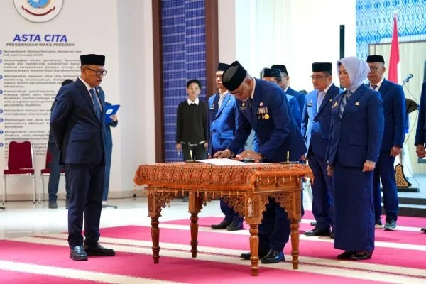 Gubernur Sulbar Suhardi Duka saat melantik 14 pejabat lingkup Pemprov Sulbar (dok:ist)