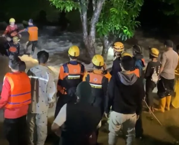 Tim SAR gabungan saat melakukan pencarian korban hanyut (Dok : Ist).
