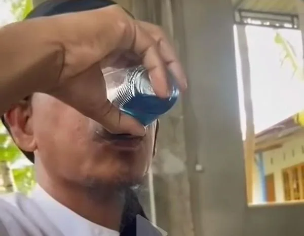Tangkapan layar video viral pria minum oli. (Dok: Ist)