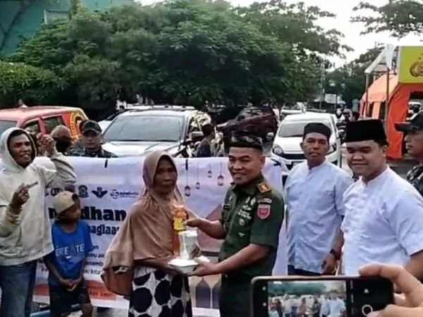 Dandim 1425 Jeneponto, Letkol Inf Muhammad Amin, bersama Kepala Koordinator BIN Daerah Kabupaten Jeneponto Muh. Rehan  saat membagikan takjil gratis ke warga (Dok : Ist).