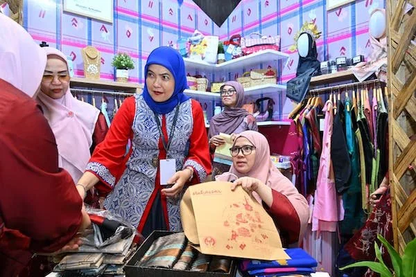Wakil Wali Kota Makassar  Aliyah Mustika Ilham, Berkunjung ke booth Dekranasda Kota Makassar di Incraft 2025, (Dok: Ist).