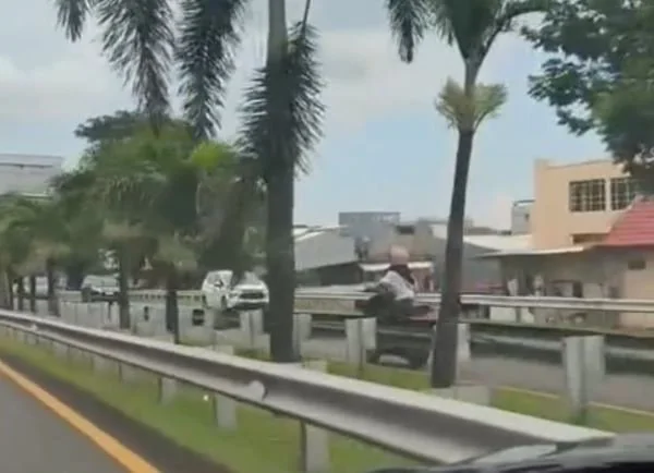 Pengendara motor saat melanggar lalu lintas di jalan tol Makassar (Dok : Ist).