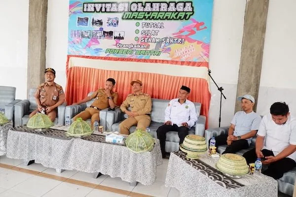 Pimpinan Yayasan Ponpes Al - Hikam, Akhmad Syafri bersama Kadispora Jeneponto, Abdul Rahman Nara beserta Sekertaris Umum KORMI Jeneponto, Suardi A. Kahar saat menggelar pembukaan tanda permulaan Invitasi.