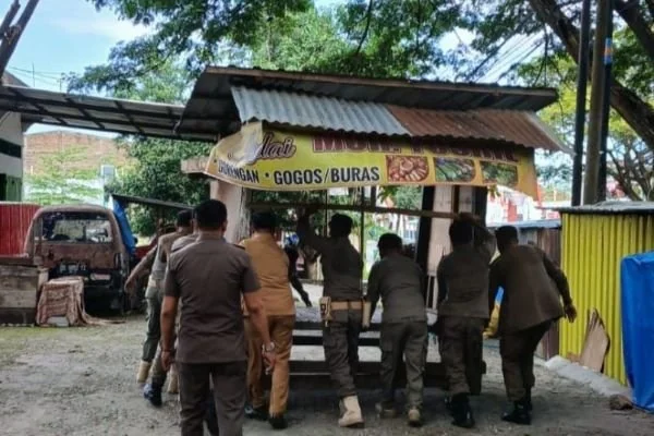 Satpol PP Bulukumba saat menertibkan pedangan kaki lima depan TMP Taccorong (Dok : Ist).