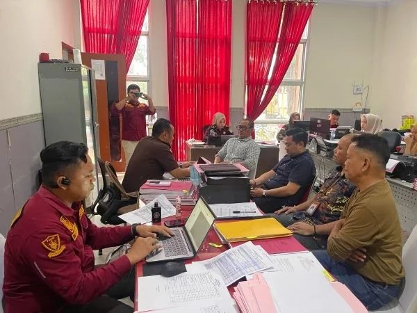 Kanit Reskrim Polsek Bangkala, Ipda Syahrir bersama jajarannya saat menyerahkan tersangka dan BB ke Kejaksaan Jeneponto (Dok : Ist).