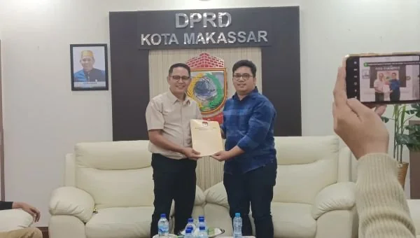 Penyerahan Dokumen calon PAW almarhum Ruslan Mahmud dari Fraksi Golkar kepada DPRD Kota Makassar, (Dok: Sinta KabarMakassar)