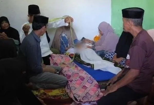 Korban yang jatuh dari sumur usai dievakuasi (Dok : Ist).