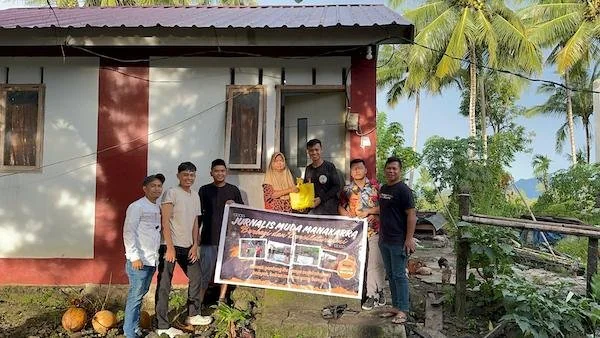 Jurnalis Muda Manakarra saat berbagi kepada warga kurang mampu di Mamuju(dok:Ist)