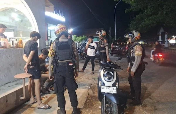 Polres Jeneponto bersama jajaran Polsek saat melaksanakan kegiatan Patroli Biru atau Kegiatan Rutin Yang Ditingkatkan (KRYD).