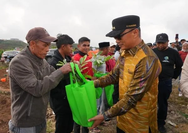 Pj Gubernur Sulawesi Selatan, Prof Zudan Arif Fakrulloh, menyerahkan bantuan bibit tanaman hortikultura kepada petani di Kabupaten Gowa (Dok : ist).