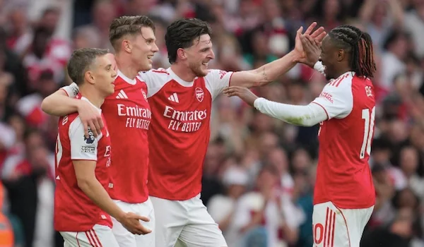 Pemain Arsenal, Viktor Gyokeres, merayakan gol bersama Declan Rice, Leandro Trossard, dan Eberechi Eze dalam laga Premier League kontra Fulham, Sabtu (2/5/2026). (c) AP Photo/Kin Cheung