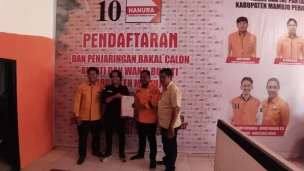 Liaison Officer (LO)Irwan Pababari saat mengambil formulir pendaftaran penjaringan calon bupati di Sekretariat DPC Partai Hanura Mamuju.
