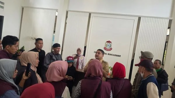 Warga saat Mendatangi Balaikota Makassar (Dok: KabarMakassar).