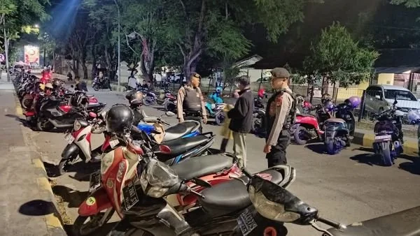 Personel gabungan dari Satuan Samapta dan Satuan Lalu Lintas (Satlantas) saat melakukan pengaturan kendaraan (Dok : Ist).