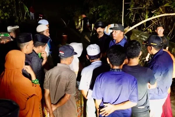 Bupati Bulukumba Andi Muchtar Ali Yusuf meninjau lokasi banjir di tiga kecamatan.