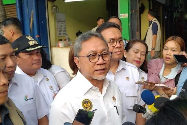 Menteri Koordinator Bidang Pangan Zulkifli Hasan bersama Menteri Perdagangan Budi Santoso memberikan keterangan kepada pers usai meninjau harga dan pasokan pangan di Pasar Palmerah, Jakarta, Rabu (13/5/2026). (ANTARA/Aria Ananda)