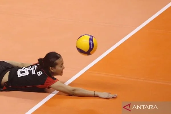 Pevoli Timnas Putri Indonesia U-21 Ajeng Nur Cahaya gagal menyelamatkan bola saat melawan Timnas Putri Puerto Rico U-21 pada pertandingan FIVB Volleyball Women's U-21 World Championship 2025 di Jawa Pos Arena, Surabaya, Jawa Timur, Sabtu (9/8/2025). Timna