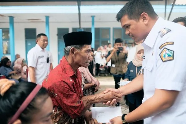 Bupati Bantaeng, M. Fathul Fauzy Nurdin menyerahkan bantuan Asistensi Rehabilitas Sosial (Dok : Ist).