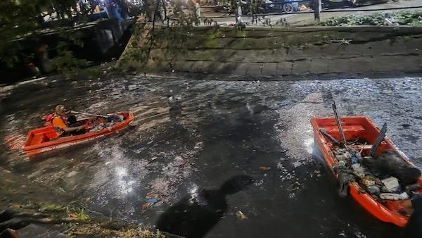 Suasana Pembersihan Sampah di Kanal Karuwisi (Dok: Ist).