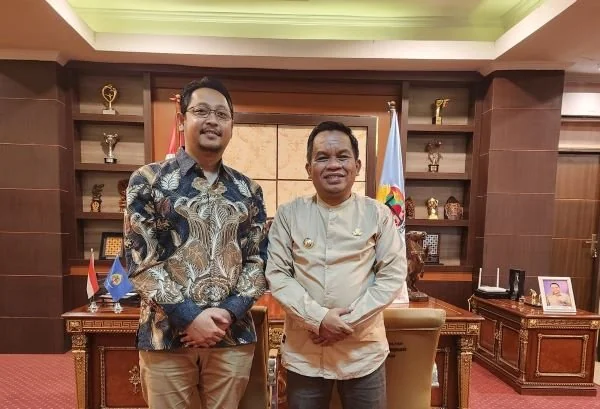 Pj Bupati Jeneponto, Junaedi Bakri saat bertemu dengan Manajer direktur PLN Punagaya, Tri Pria Nugraha (Foto : ist)