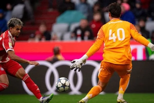 Penyerang sayap anyar Bayern Muenchen Luis Diaz menendang bola pada pertandingan persahabatan kontra Lyon di Stadion Allianz Arena, Muenchen, Sabtu (2/8/2025). (fcbayern.com)