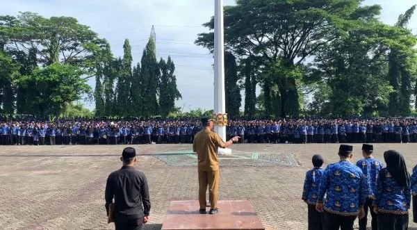Gubernur Sulsel Andi Sudirman Sulaiman memimpin apel pelantikan PPPK (dok. Syamsi/KabarMakassar)