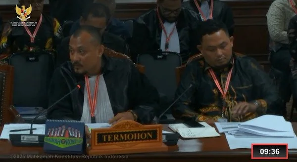 Kuasa hukum KPU Jeneponto, Riyan Franata bersama Komisioner KPU,  Ilham Hidayat saat menyampaikan Eksepsi pada sidang PHPU Pilkada Jeneponto di Gedung MK. (Foto/ Tangkapan layar).