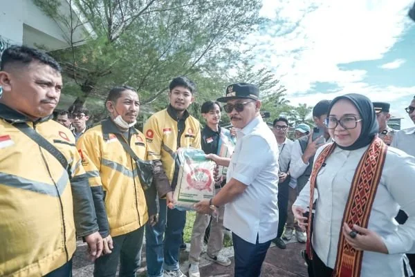 Gubernur Sulbar Suhardi Duka saat membagikan beras gratis kepada pengemudi Ojek Online (Dok : Ist).