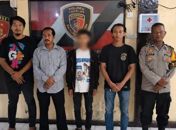 Anggota Reskrim Polsek Pattallassang Bawa erduga Pelaku Ke Unit PPA. (Dok: Ist)