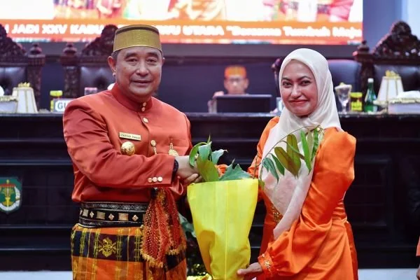 Pj Gubernur Sulsel, Bahtiar Baharuddin dan Bupati Luwu Utara, Indah Putri Indriani.