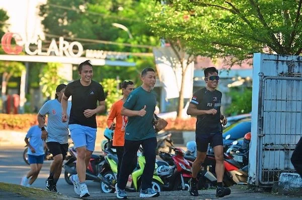 GM PLN UID Sulselrabar, Edyansyah saat berlari mengikuti acara pre event PLN Mobile Run 2025