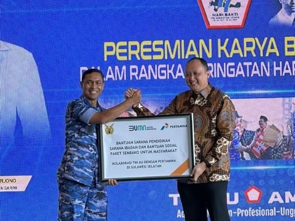 PT Pertamina (Persero)  bekerja sama dengan TNI AU melakukan renovasi fasilitas umum dan pemberian sembako kepada masyarakat (Dok : ist).