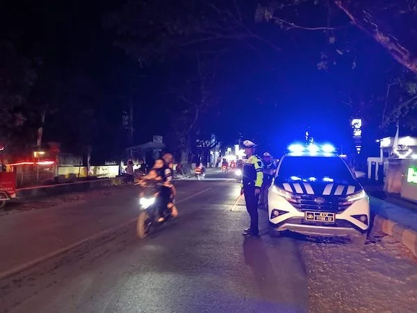 Aipda Herman Jamal dan Aipda Sahir, saat lakukan patroli  keliling di alun-alun kota Bontosunggu. (Ist).