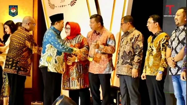 Bupati Andi Utta Saat menetima Penghargaan Apresiasi Pemerintahan Dijakartaist