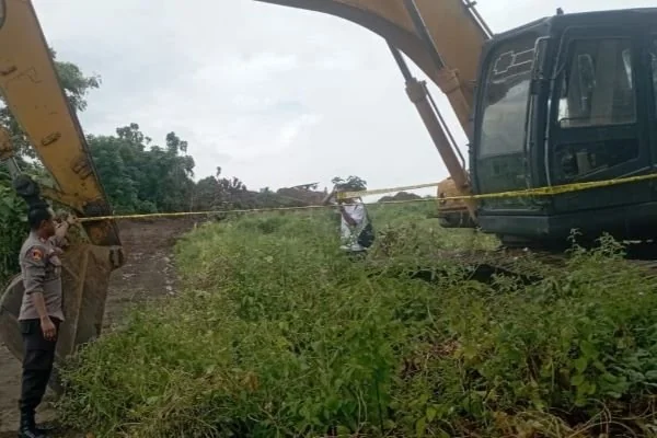 Unit Tindak Pidana Tertentu (Tipidter) Polres Jeneponto bersama personel Sat Intelkam dan jajaran Polsek Bangkala saat melakukan penyegelan tambang Galian C di Desa Tuju, Bangkala Barat (Dok : Ist).