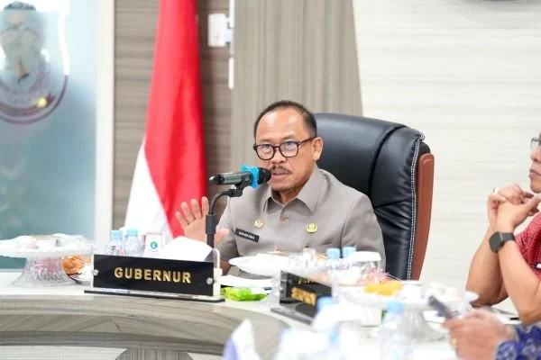 Gubernur Sulbar Suhardi Duka saat memimpin pertemuan Forum Bupati se-Sulawesi Barat. (Dok: Ist)