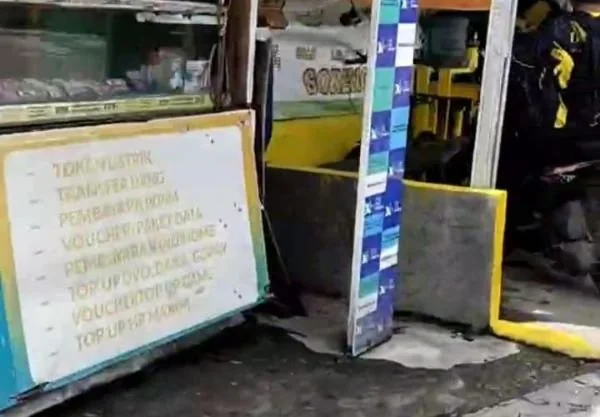 Tangkapan Layar Suasana Lapak di Sekitar SMK 4 Makassar Kelurahan Parang Layang, Kecamatan Bontoala yang Dicat Warna Kuning (Dok: Ist).